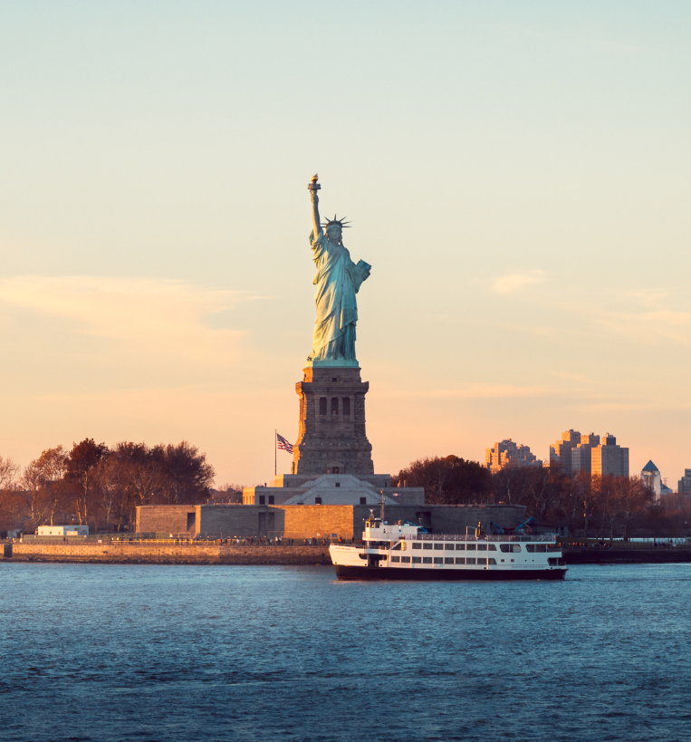 New York Özgürlük Heykeli ve şehir manzarası
